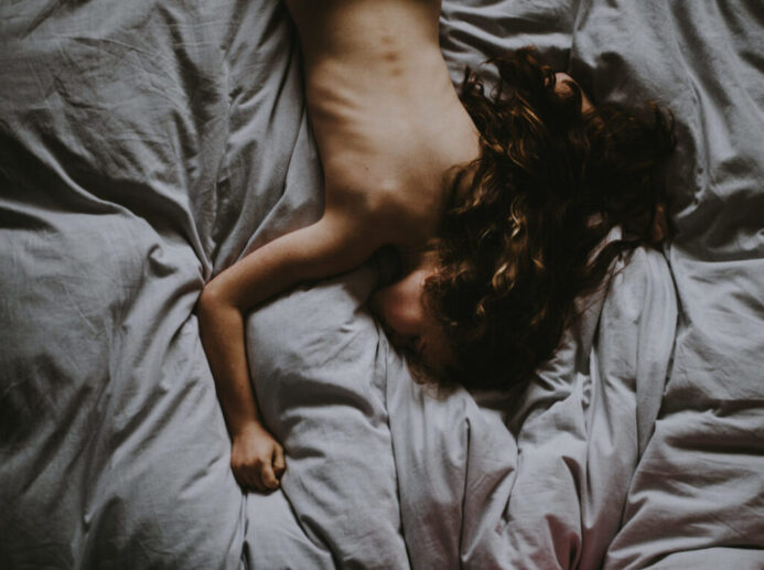 Dívka v posteli