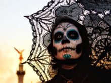 Dívka na slavnosti Dia de los Muertos
