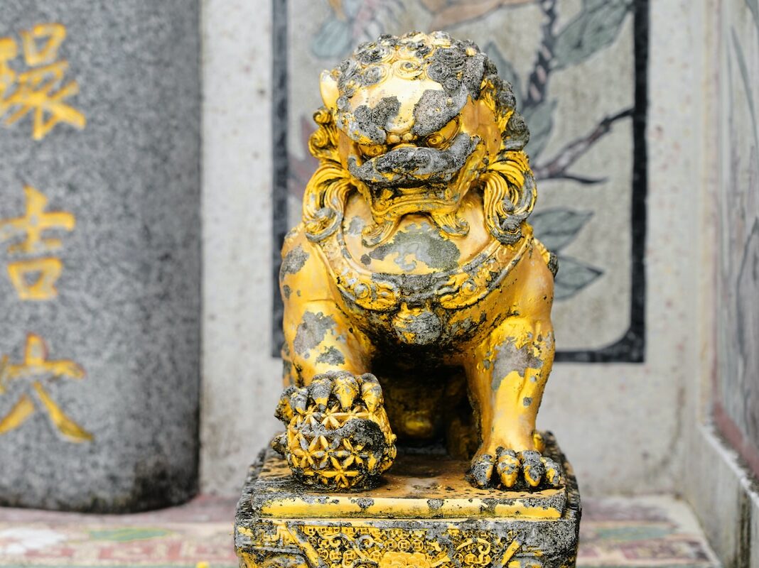 a statue of a lion