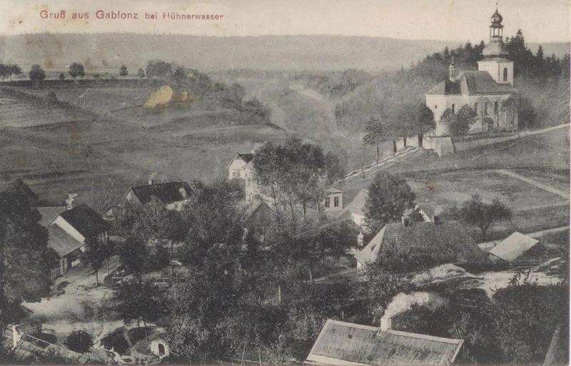 Kostel se schodištěm k návsi kolem roku 1902