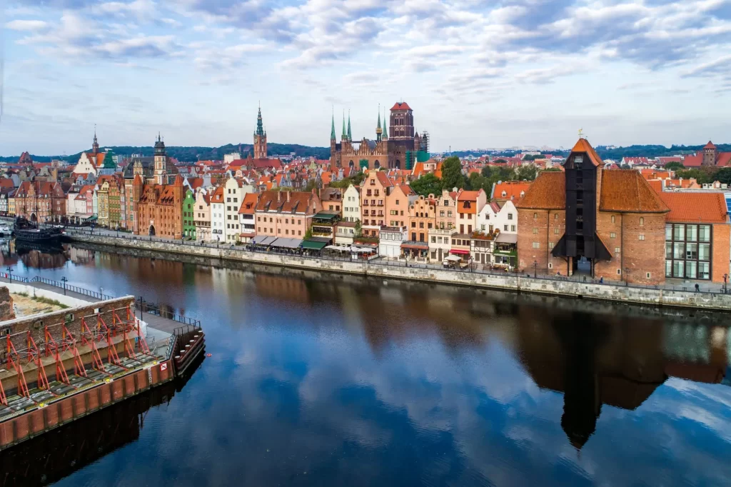 Shutterstock_1039491619 - Objevím.cz Záběr z výšky na přímořské město Gdaňsk
