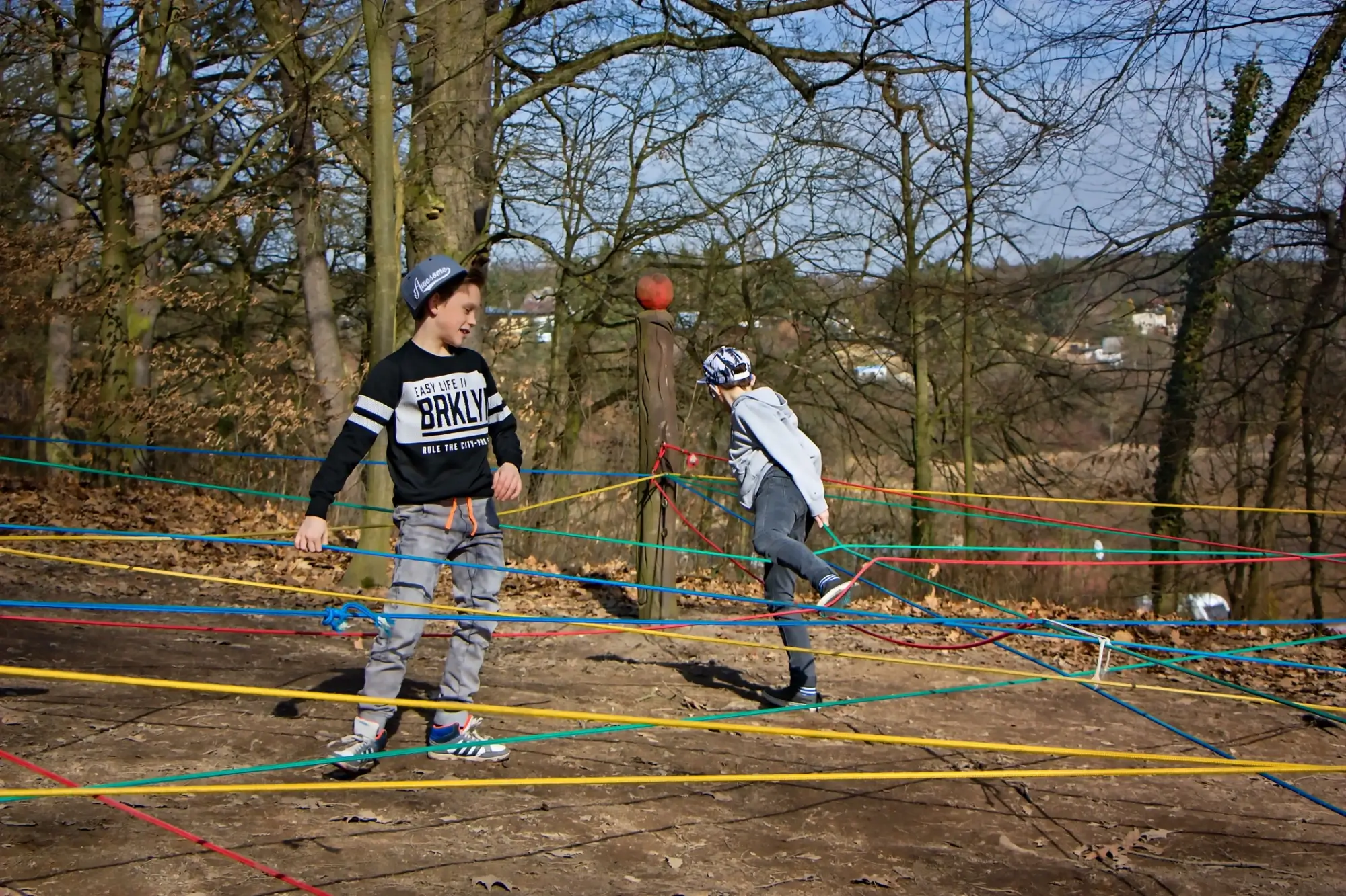 Děti hrající si v bludišti