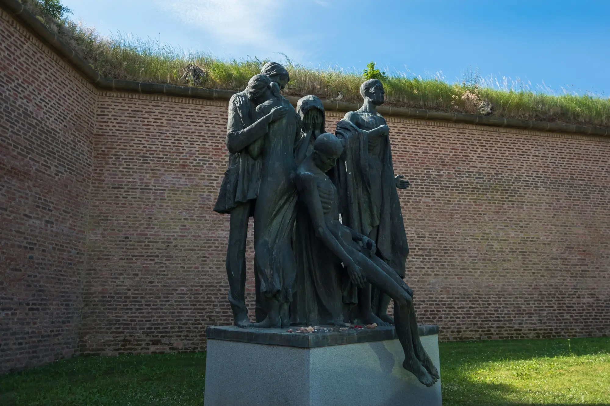 Socha připomínající hrůzy 2.světové války v objektu Terezín.