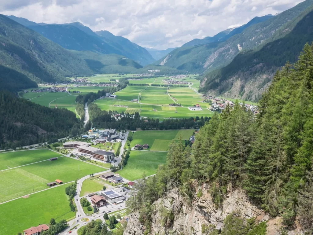 Laengenfeld, Tyrolsko, Rakousko: Pohled na alpské lázně Aqua Dome