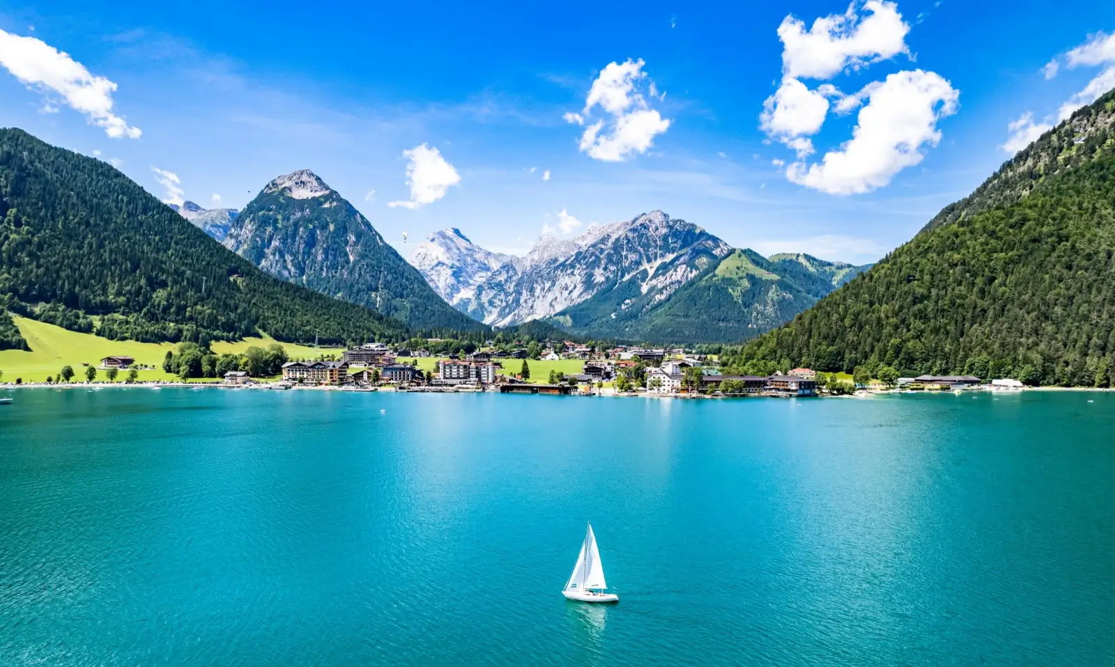 Výhled na jezero Achensee v Alpách.