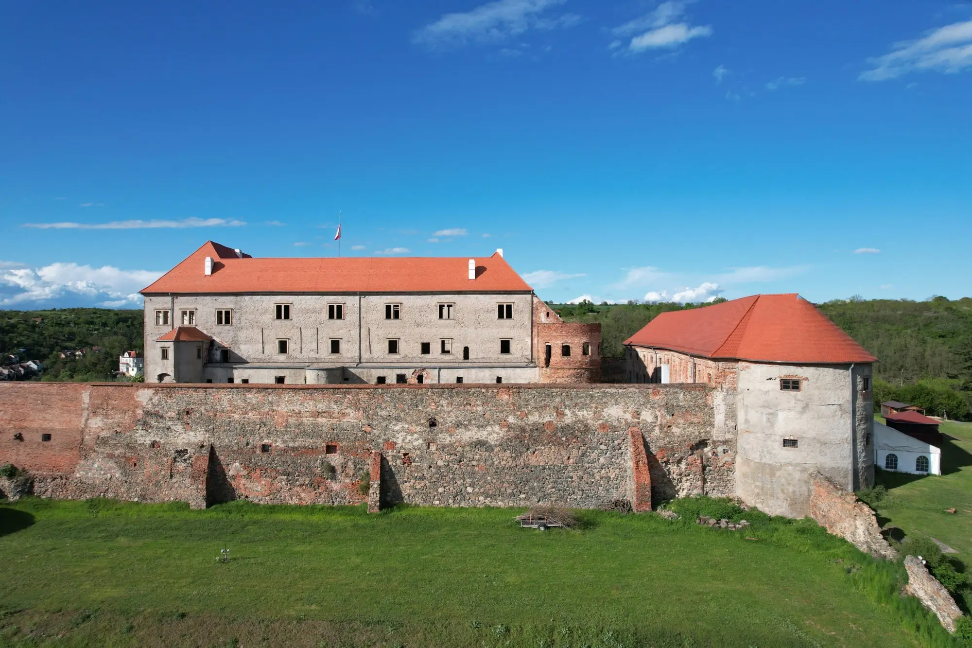 Zámek Kounice u Českého Brodu čekající na opravu.