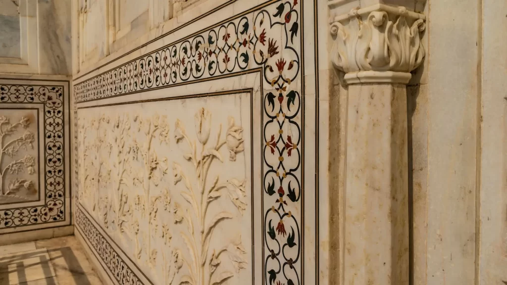 Shutterstock_2302714739 - Objevím.cz Detail ornamentů vyobrazených na stavbě Tádž Mahal