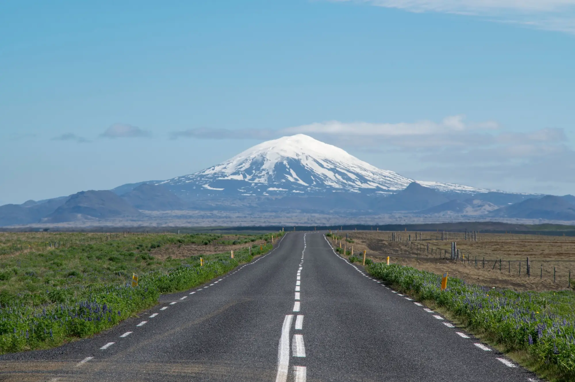 Silnice míříci k obzoru, na obzoru se tyčí islandská sopka Hekla