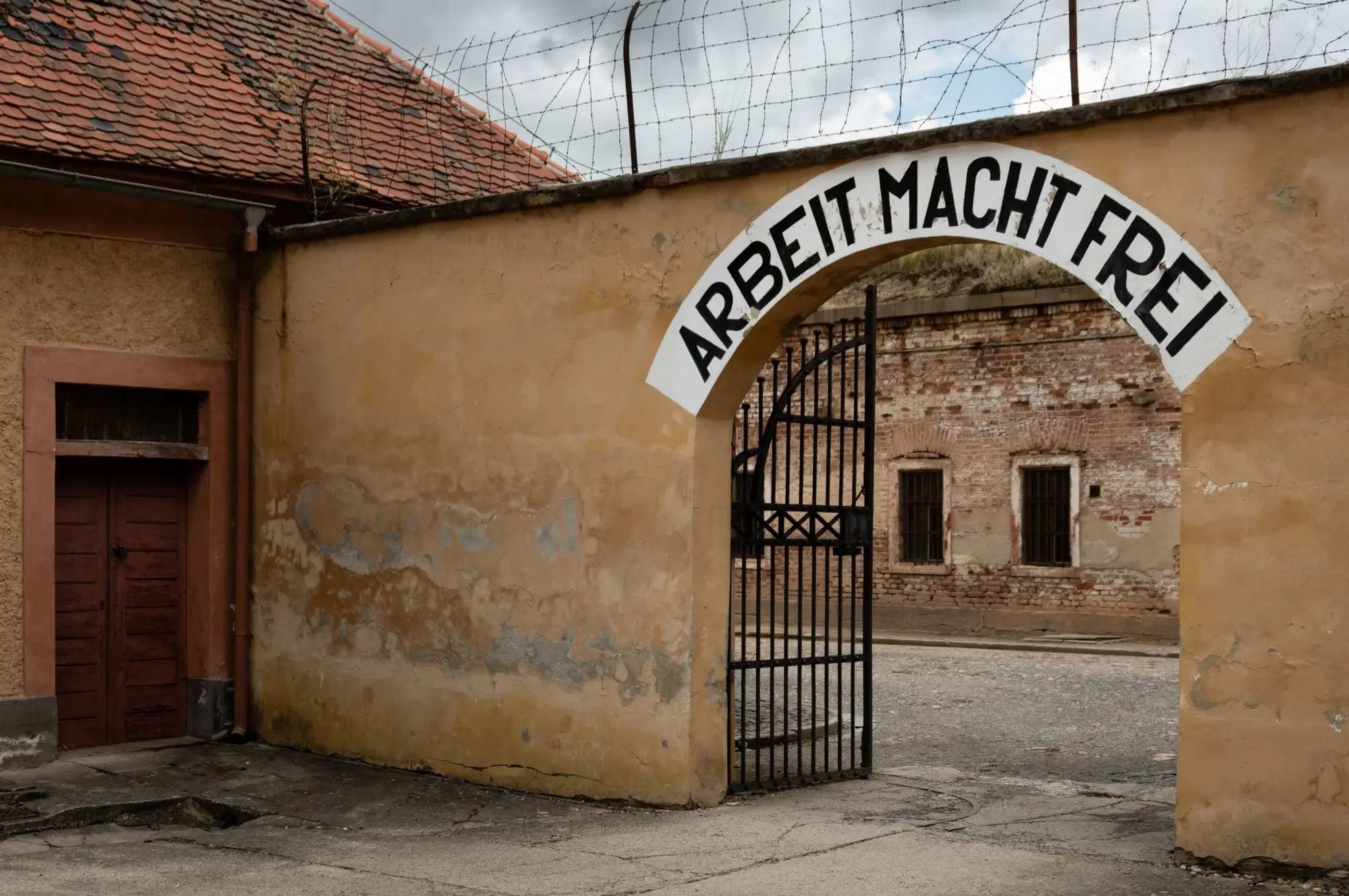 Vchod do Terezína se slavným nápisem.