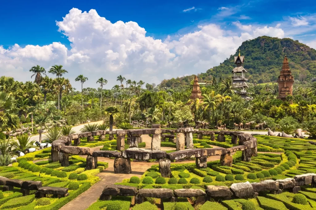 Tropická botanická zahrada Nong Nooch, Pattaya, Thajsko za slunečného dne