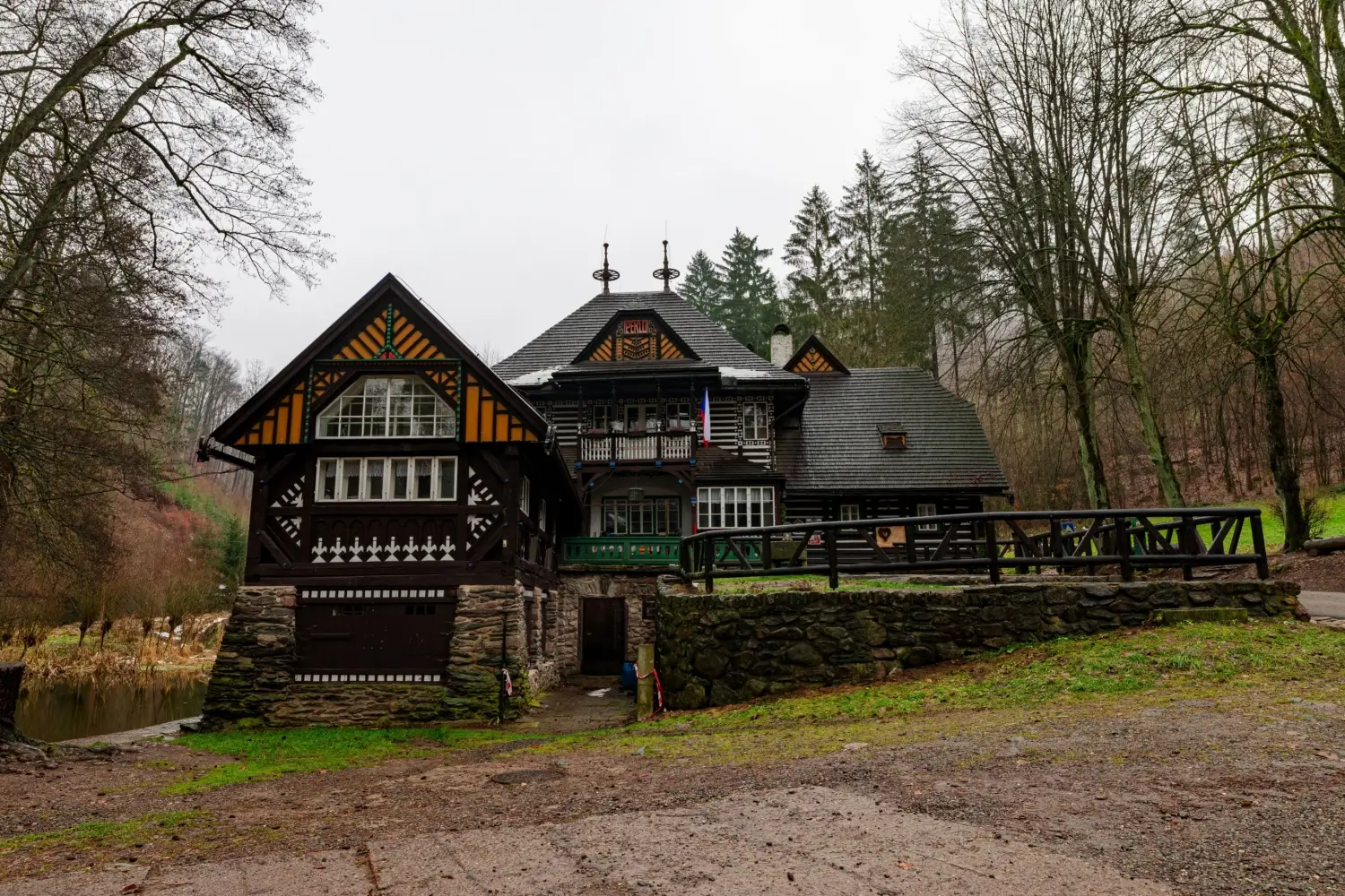 Výletní restaurace s použitím prvků lidové architektury