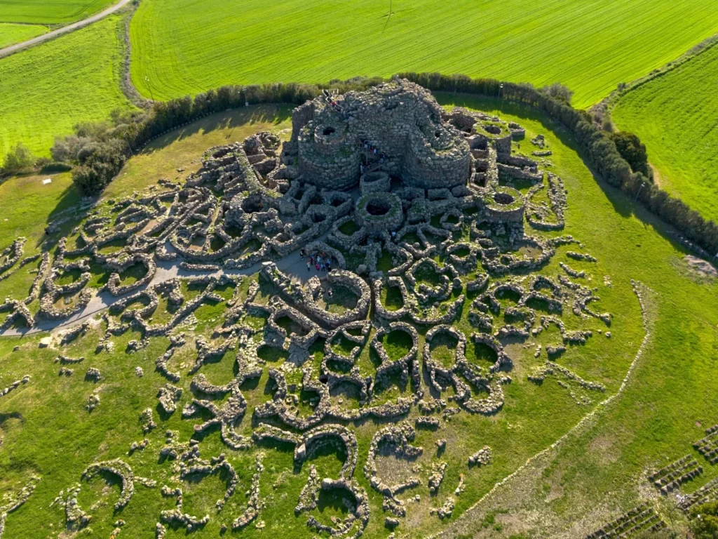 Letecký pohled na nuragský archeologický komplex Su Nuraxi di Barumini. Hradiště z doby bronzové, zapsané na seznamu světového dědictví UNESCO. Barumini, Sardinie