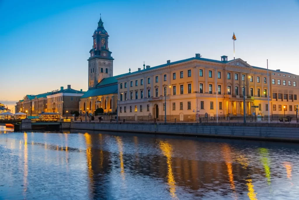 Shutterstock_2444983705 - Objevím.cz Záběr na architekturu města Göteborg s odrazem ve vodě