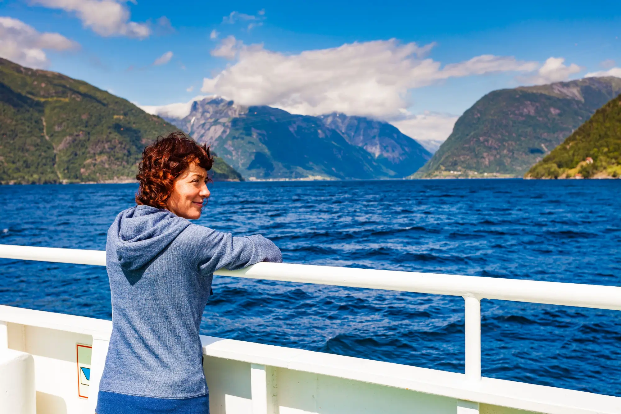 Žena na lodi u fjordů