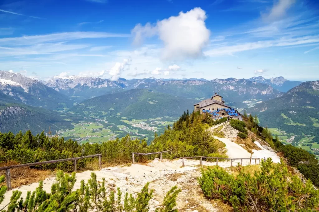 Vyhlídka na Orlím hnízdě v Alpách.