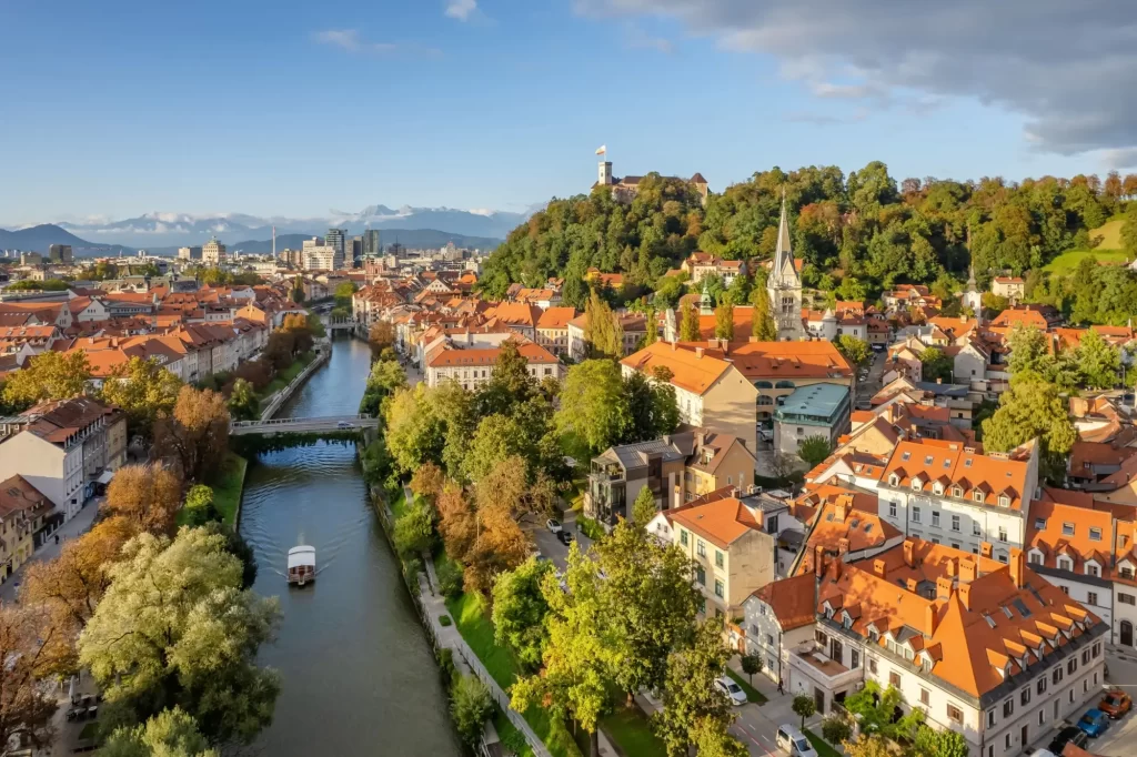 Shutterstock_2533322783 - Objevím.cz Záběr z výšky na zelené město Ljubljana
