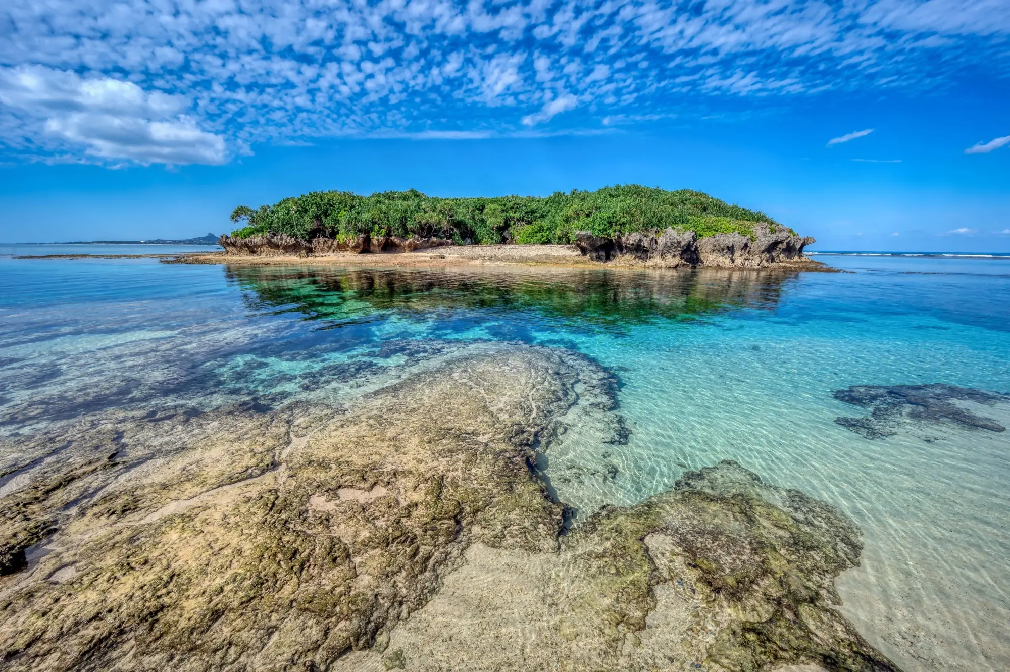 Shutterstock_2553277639 - Objevím.cz Křišťálově čisté vody pláže ostrova Okinawa.