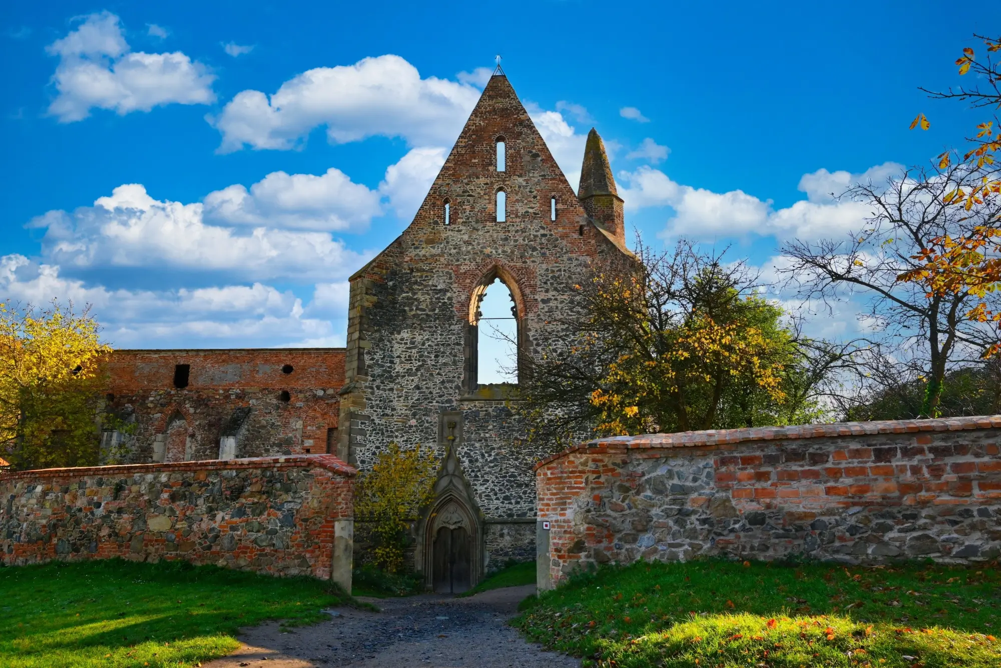 Starobylá katolická zřícenina ženského kláštera u Dolních Kounic.