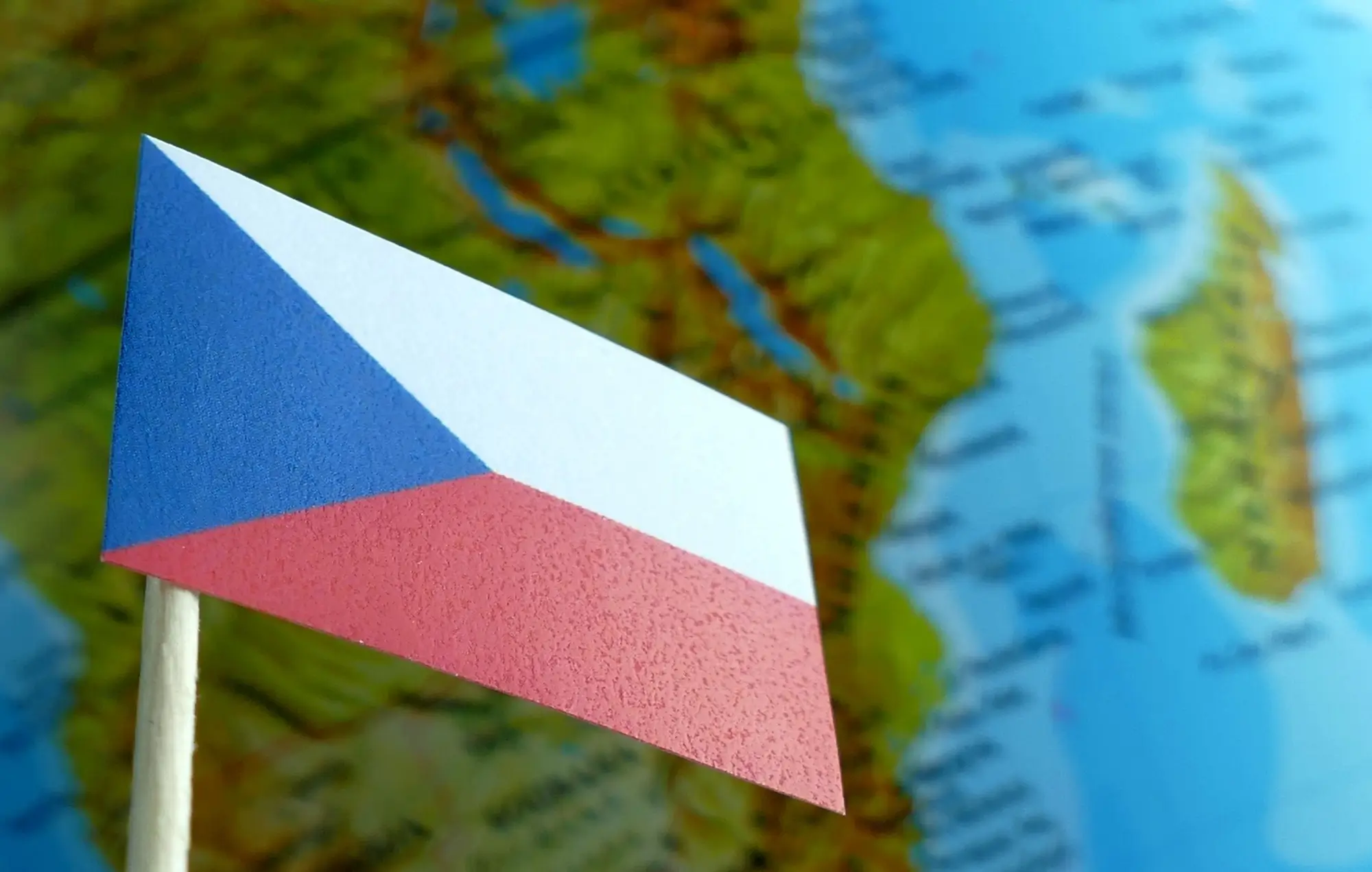 Česká vlajka před mapou