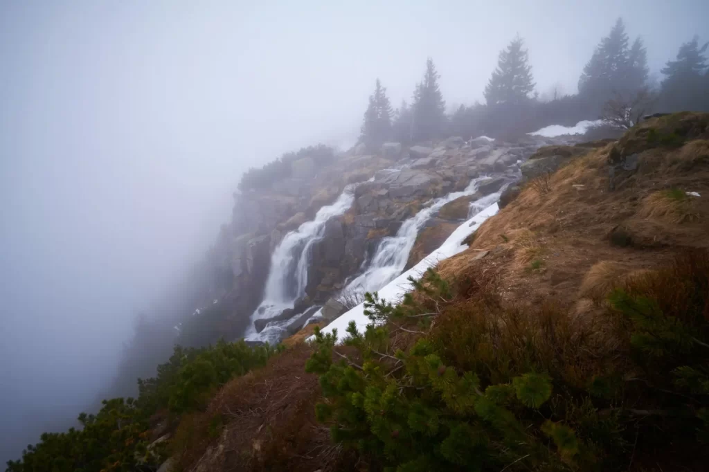 Pančavský vodopád v mlze