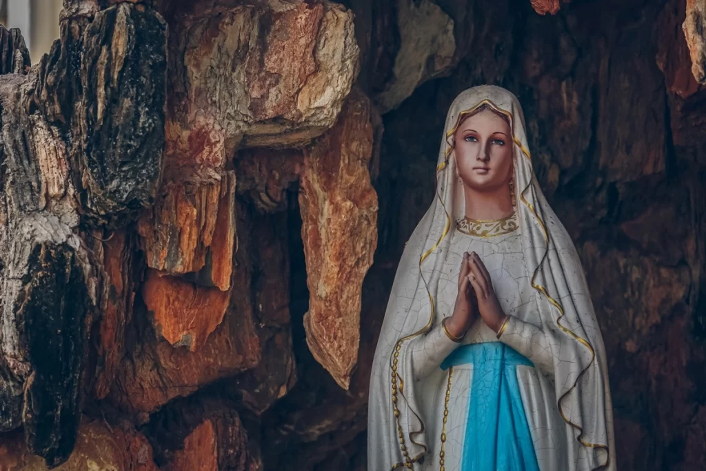 Socha modlicí se socha Panna Marie