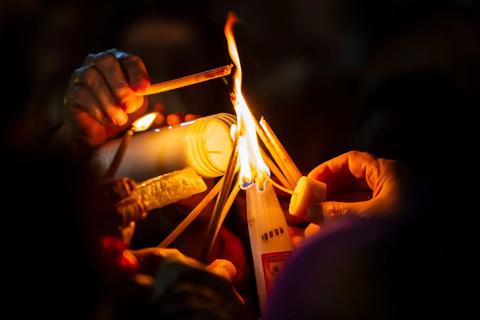 Obřad svatého ohně v Jeruzalémě