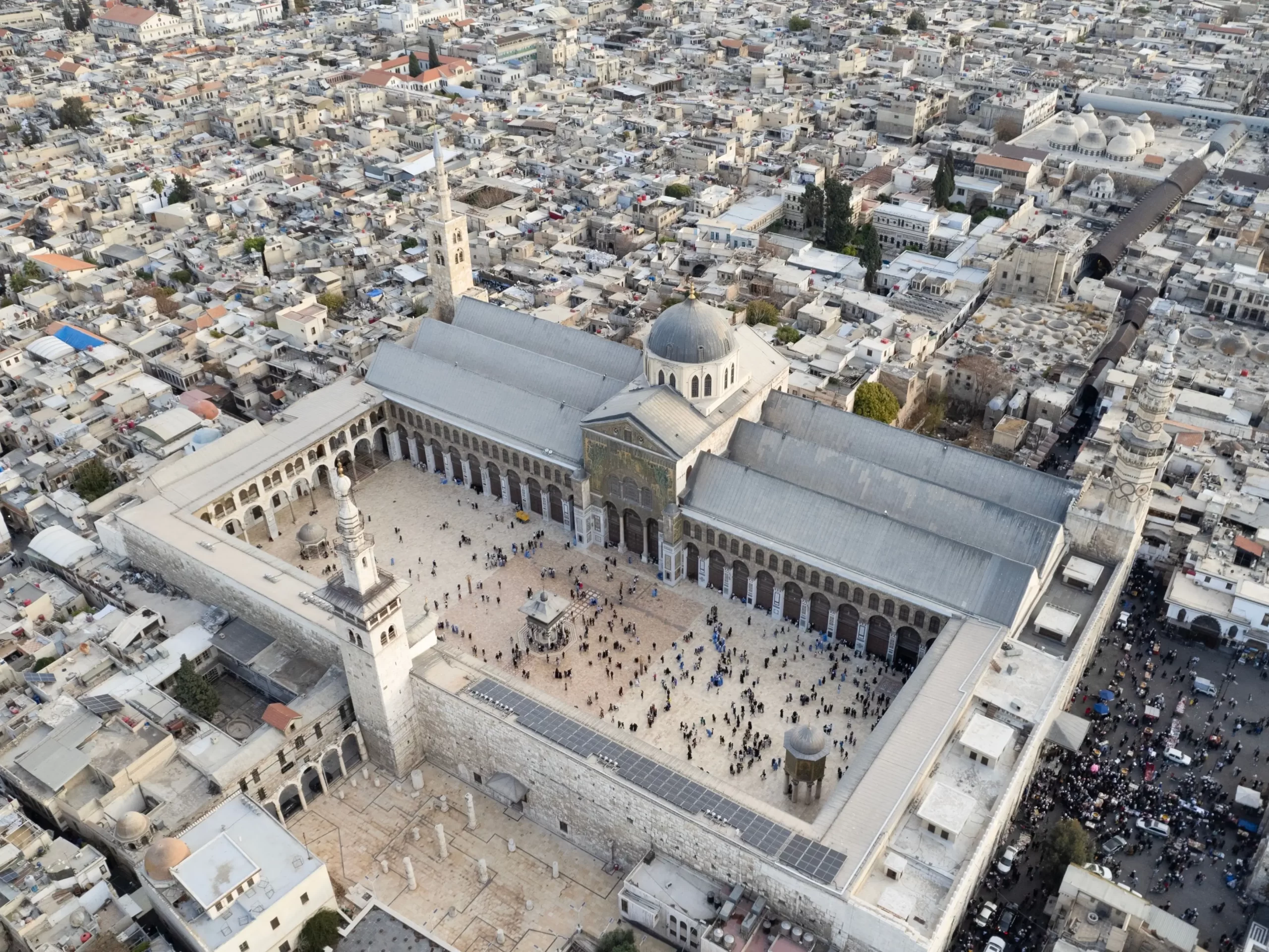 Letecký pohled na historickou mešitu Umajjád v Damašku