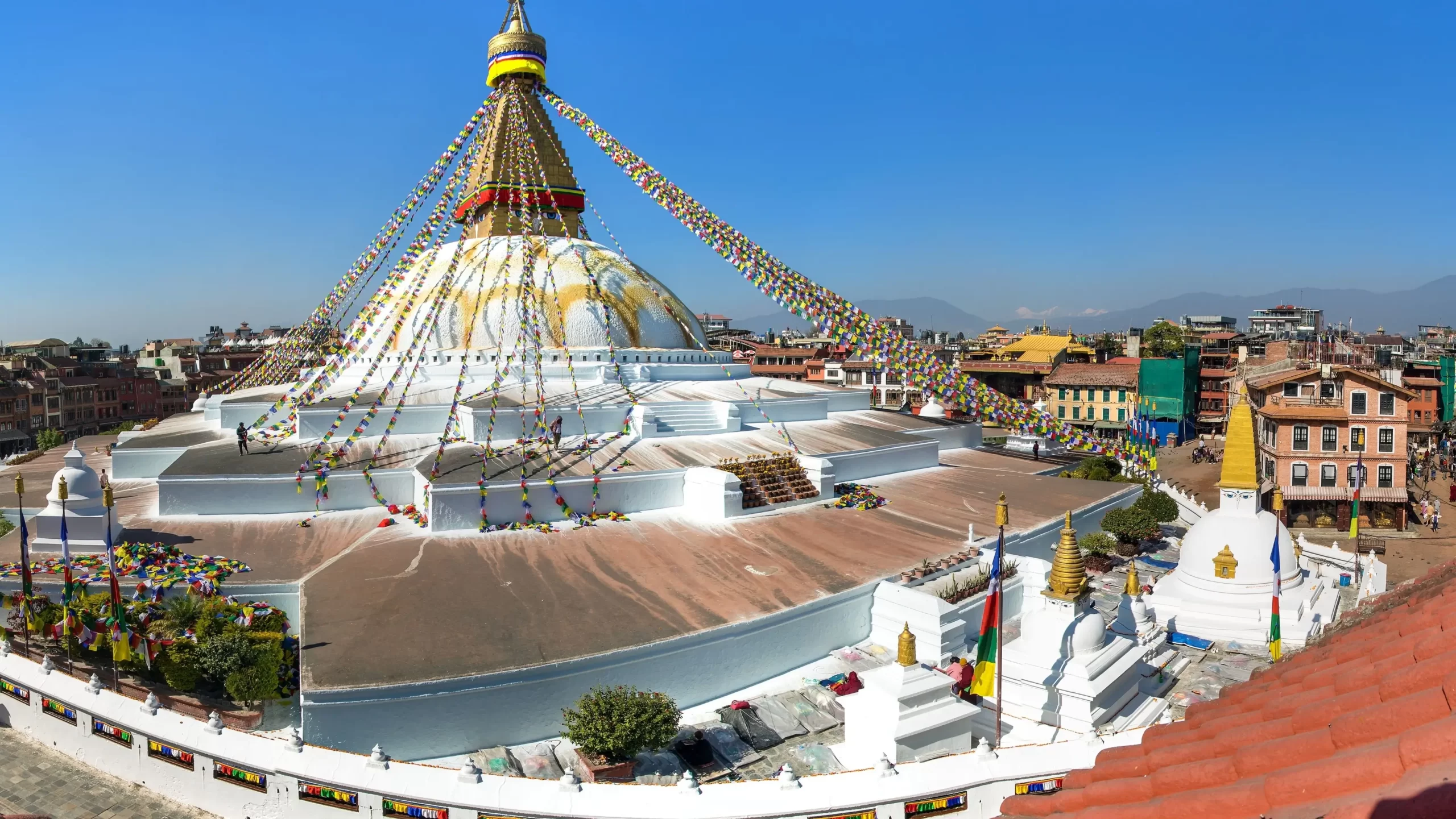 Boudhanath stupa s modlitebními vlajkami, největší buddhistická stupa ve městě Káthmándú