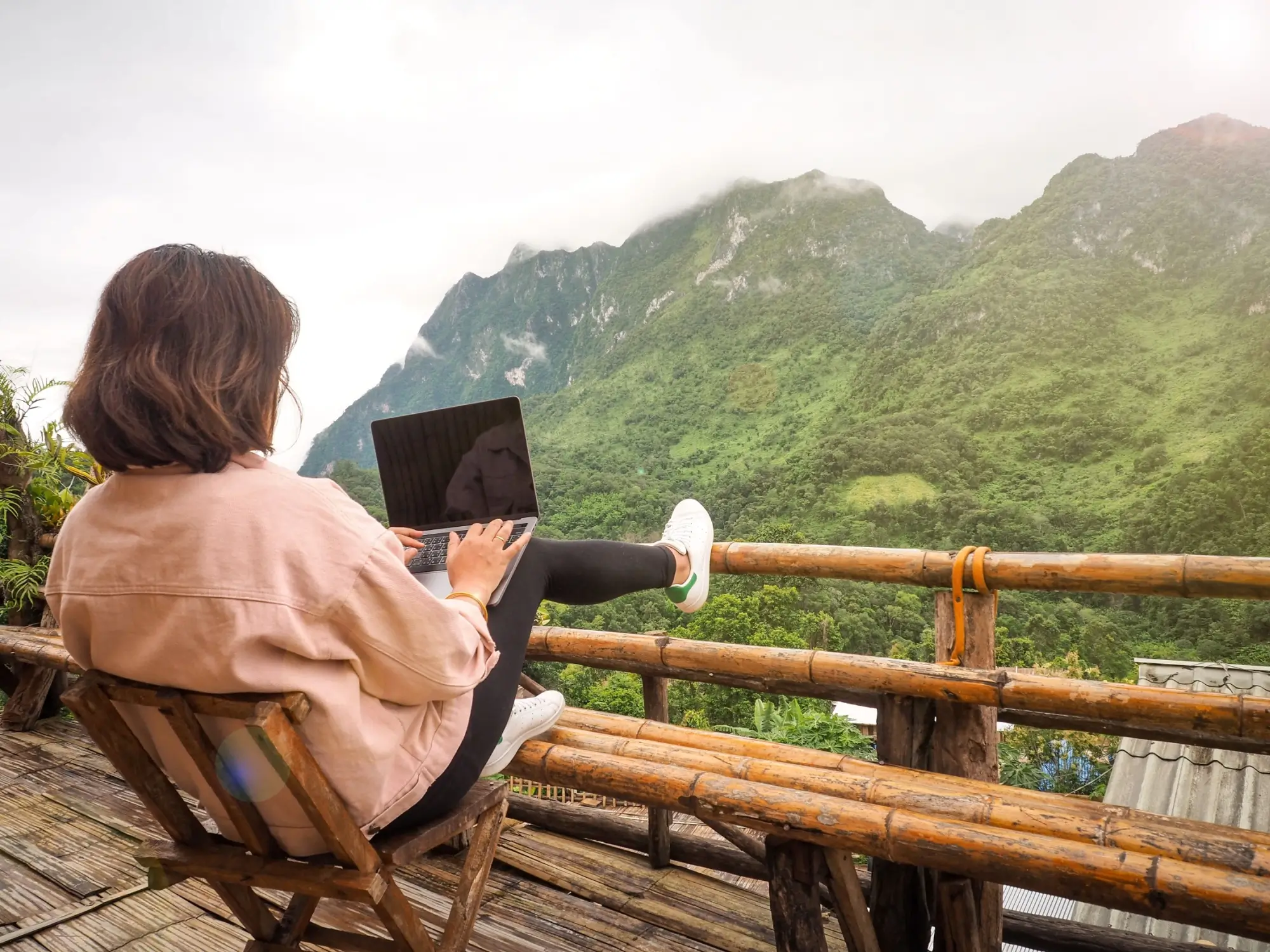 Žena s notebookem na terase v Chiang Mai