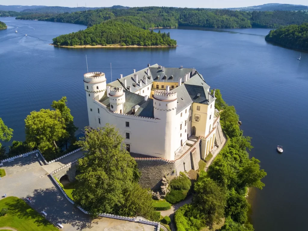 Letecký pohled na zámek Orlík