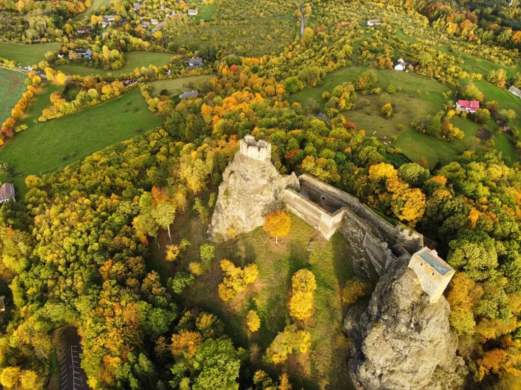 Zřícenina hrad Trosky Panna a Baba příroda